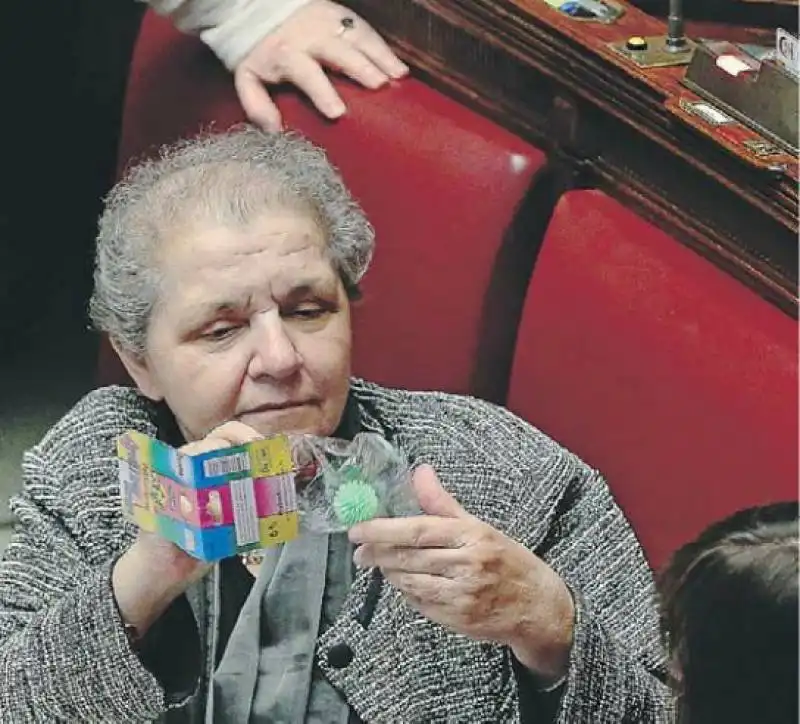 ANNA MARGHERITA MIOTTO CON LE PALLINE DI GOMMA