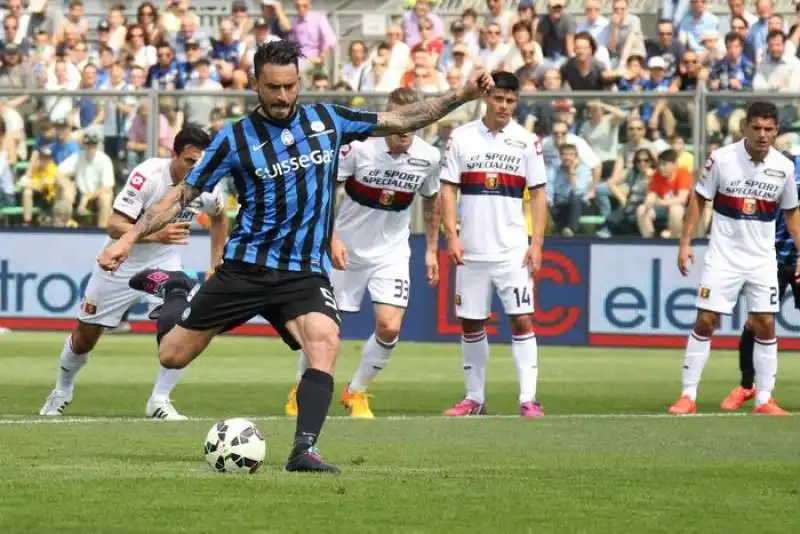 atalanta genoa 1 4, il gol di pinilla su rigore