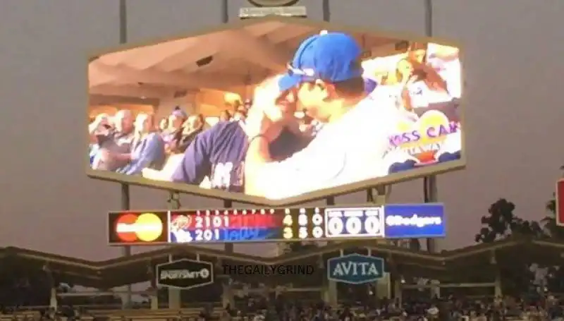 bacio gay dodgers kiss cam