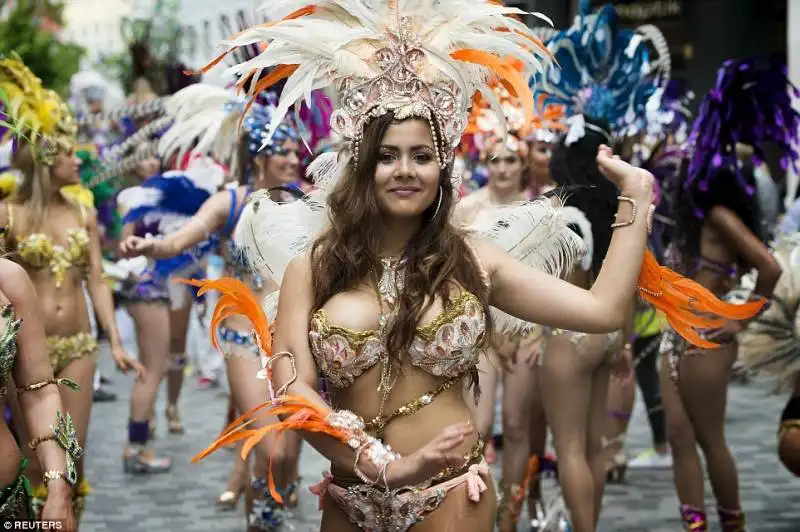 ballerine in costume al carnevale di copenhagen