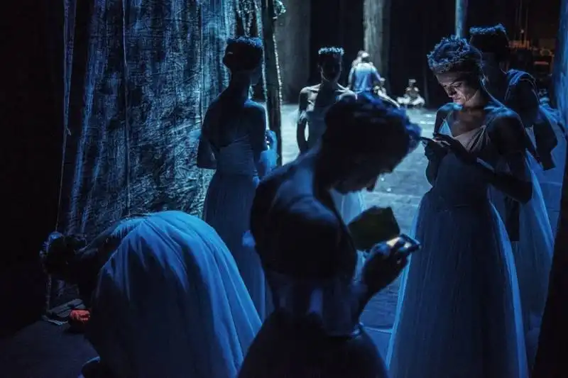 ballerine in pausa durante la giselle a johannesburg in sudafrica