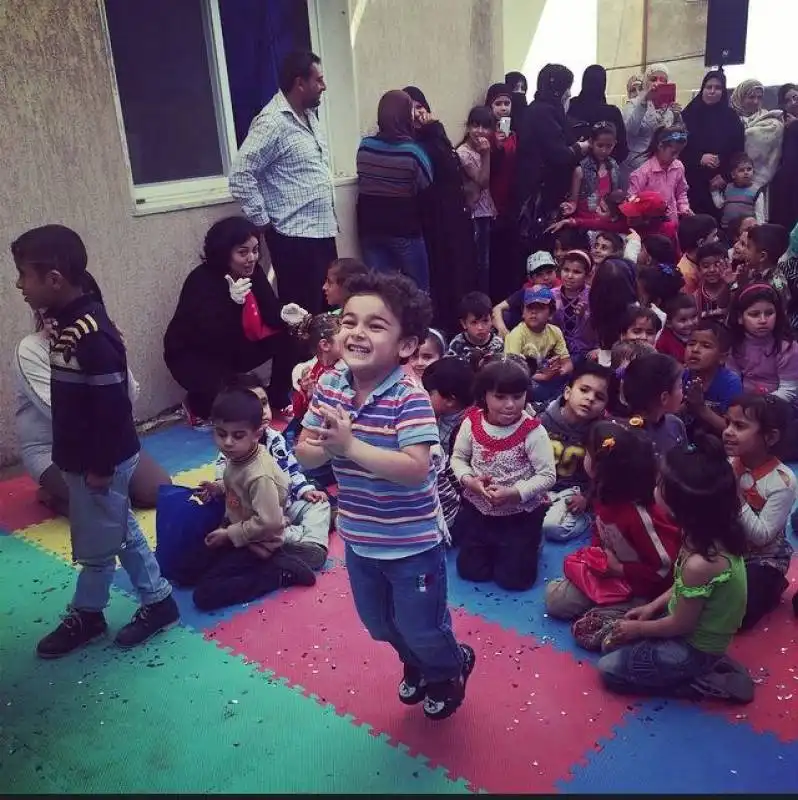 bambini in un campo profughi in libano 