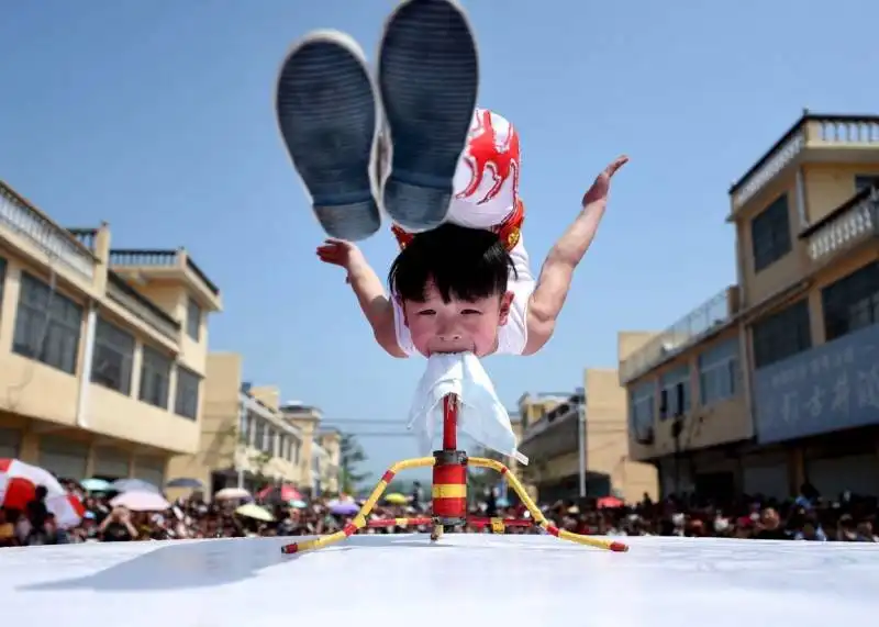 bambino acrobata di 6 anni a bozhou, provincia di anhui in cina