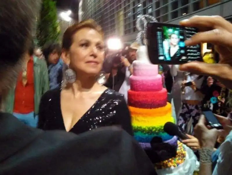 barbara durso con la torta arcobaleno al suo compleanno