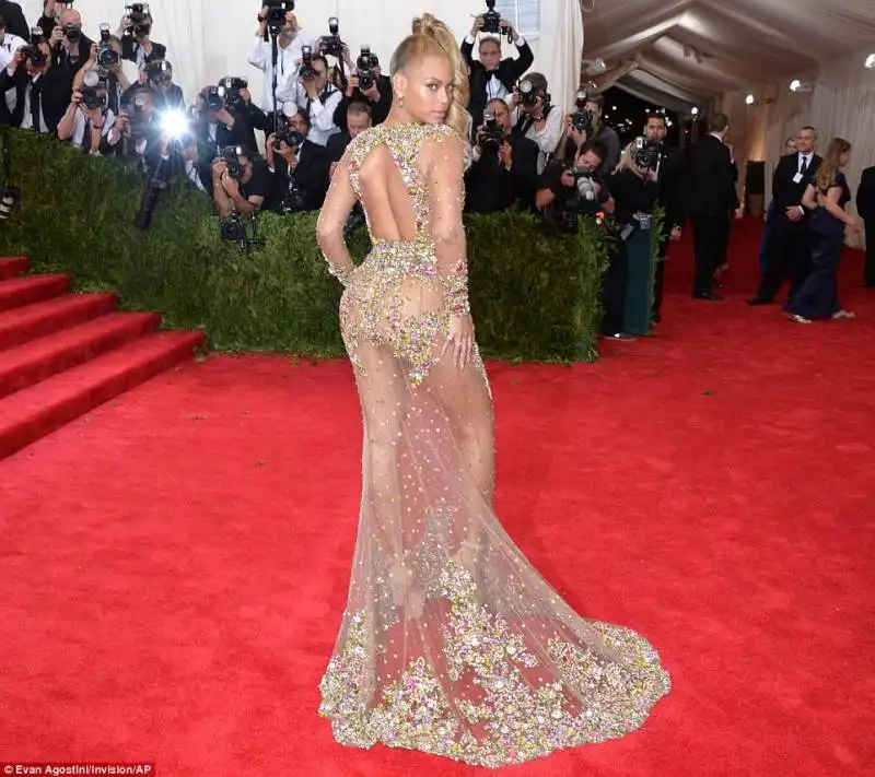 beyonce quasi nuda al met