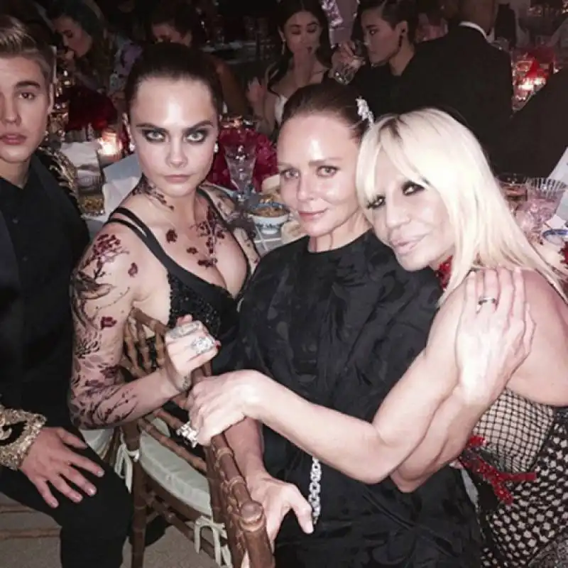 bieber con delevingne, stella mccartney e donatella versace