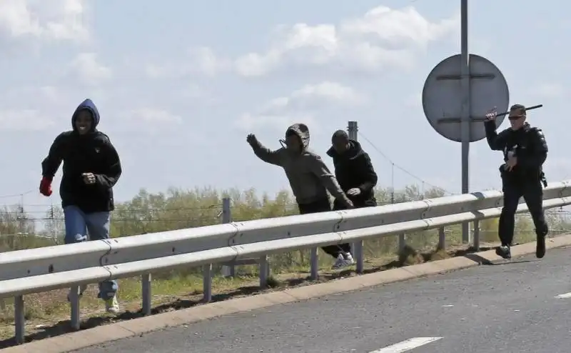 CALAIS - MIGRANTI PROVANO AD ATTRAVERSARE LA MANICA