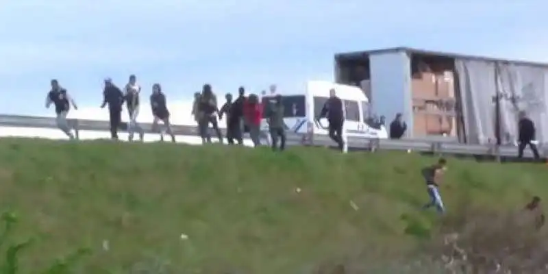 CALAIS - MIGRANTI PROVANO AD ATTRAVERSARE LA MANICA  