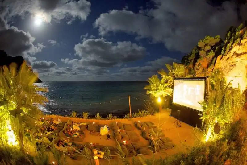 cinema in spiaggia. amante, ibiza, spagna