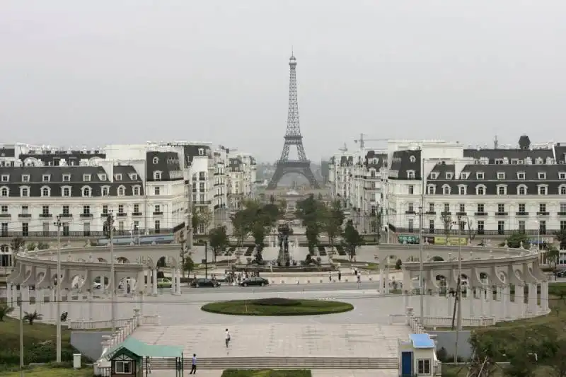 cittadina cinese con replica della torre eiffel