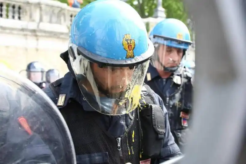 collettivi tentano accesso a festa unita'