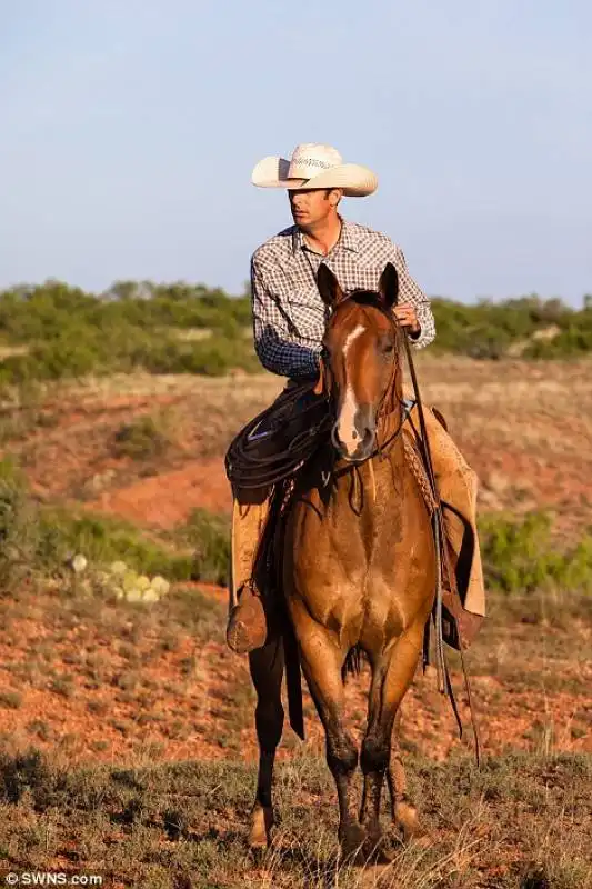 cowboy a cavallo nel waggoner ranch