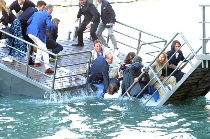 crolla il pontile della fondazioneprada 12