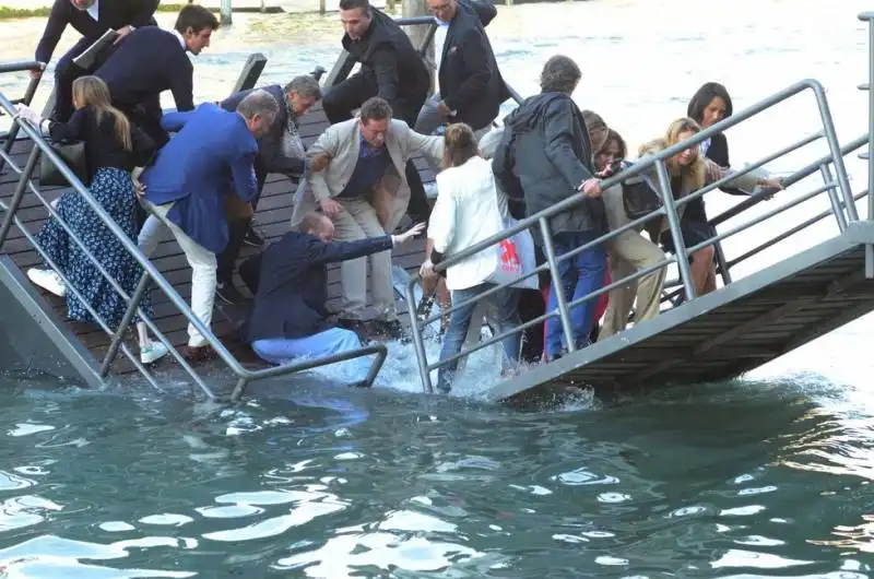 crolla il pontile della fondazioneprada 14