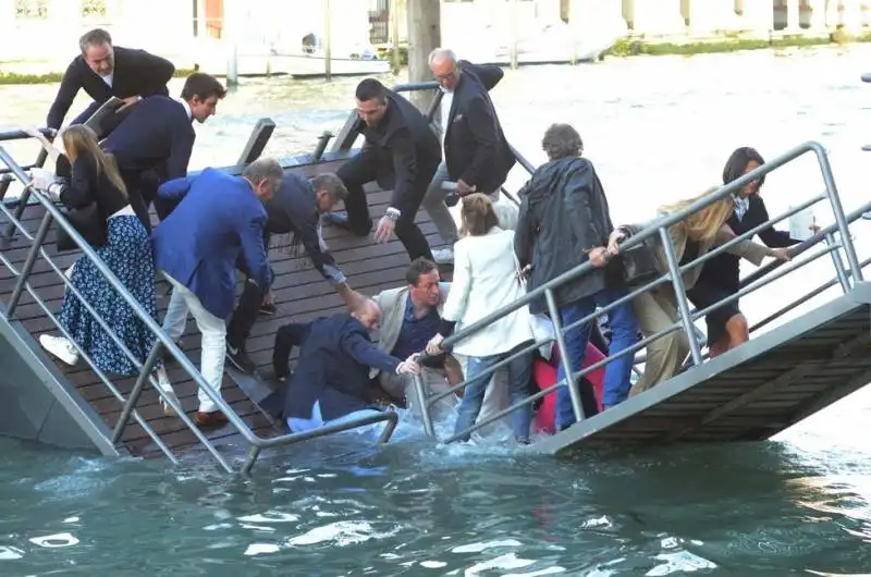 crolla il pontile della fondazioneprada 15