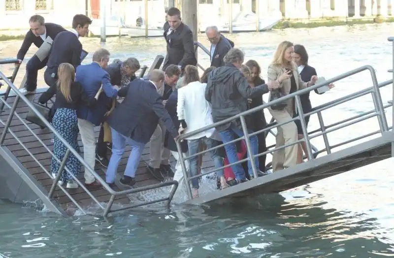 crolla il pontile della fondazioneprada 16