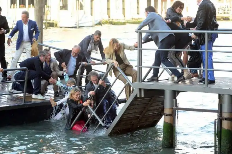 crolla il pontile della fondazioneprada 18