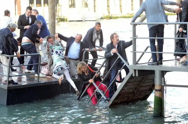 crolla il pontile della fondazioneprada 20