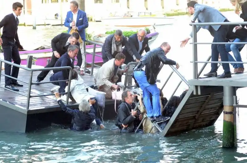 crolla il pontile della fondazioneprada 3