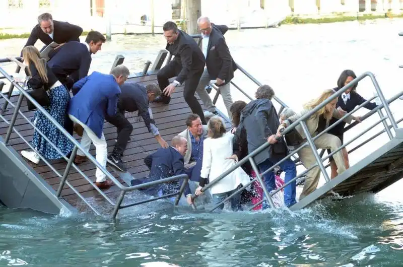 crolla il pontile della fondazioneprada 33