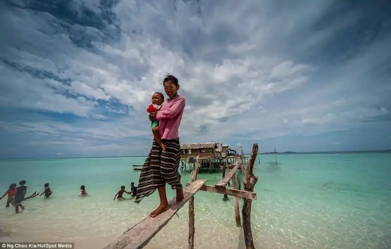 donna bajau con bambino