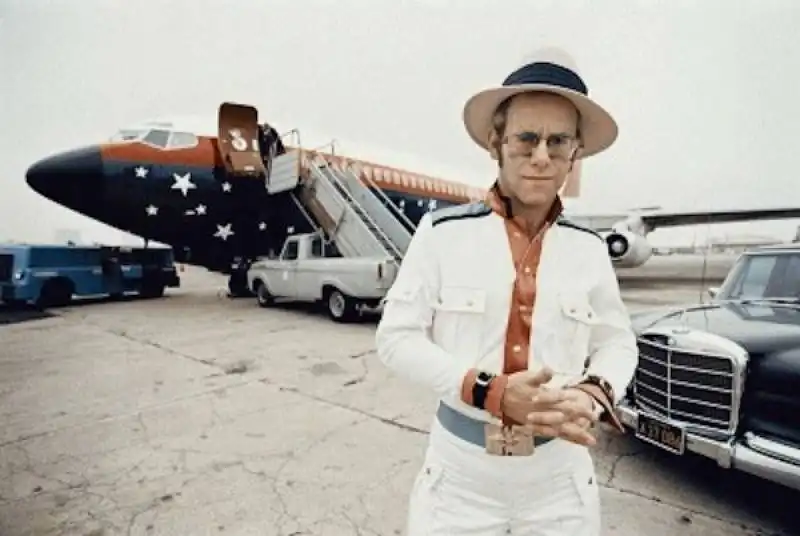 elton john con lo starship l aereo del rock and roll