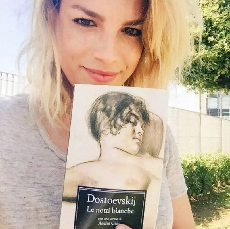 emma marrone selfie con le notti bianche di dostoevskij