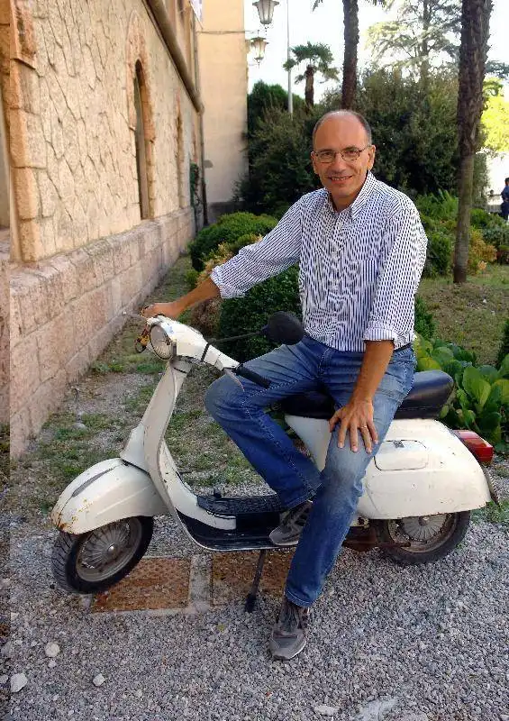 ENRICO LETTA IN VESPA