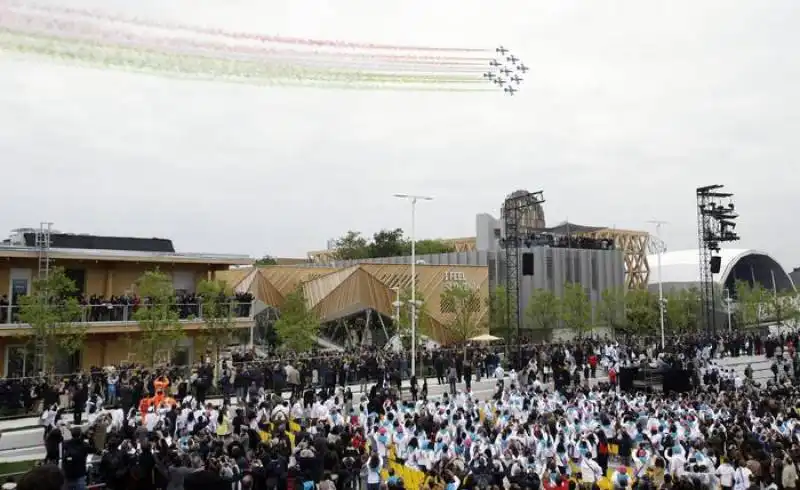 frecce tricolori chiudono cerimonia di apertura di expo 2015 