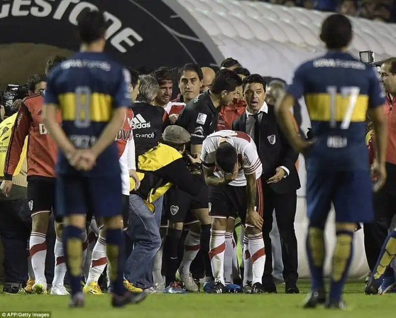 gas urticanti durante boca juniors   river plate  8