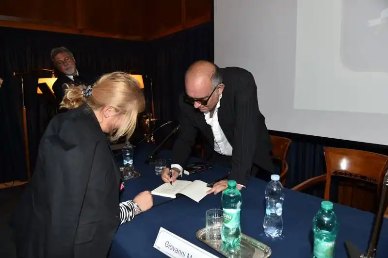 giancarlo dotto autografa il libro presentato