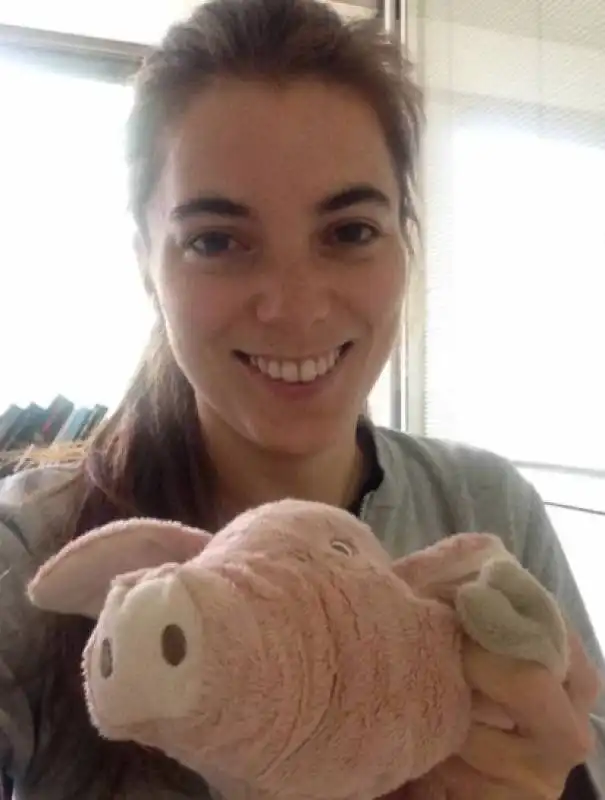 giulia innocenzi con maiale mascotte