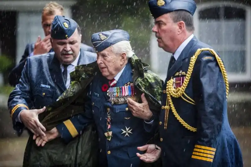 il generale canadese rohmer in olanda per le celebrazioni della ii guerra mondiale