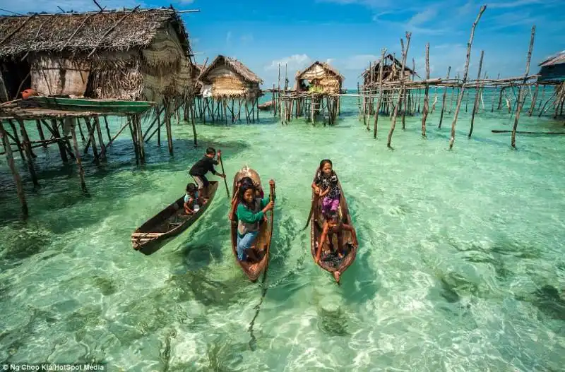 invece di andare a scuola, i bambini bajau vanno a pesca sulle loro canoe fatte a mano