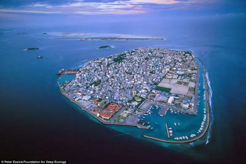 isola maldiviana minacciata dall'innalzamento del mare