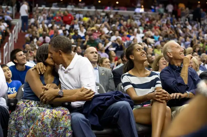 kiss cam obama