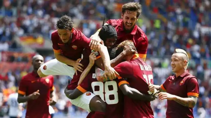 lâ€™esultanza dei giallorossi dopo il gol di doumbia