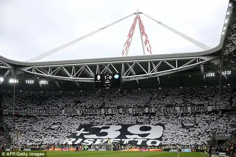 la curva della juventus ricorda le vittime dell heysel