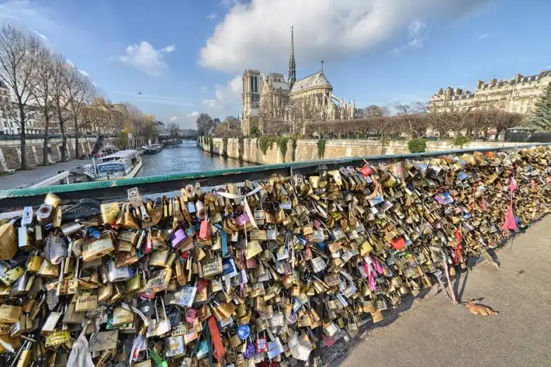 lucchetti sul pont  des arts parigi