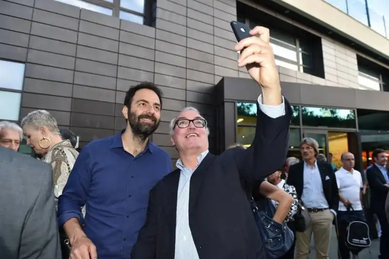 marco pietrangeli fa un selfie con neri marcore