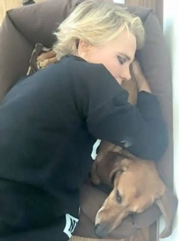 maria de filippi pennica con il cane ugo