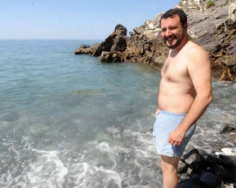 matteo salvini al mare 