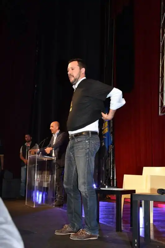 matteo salvini indossa la maglia maro liberi (4)