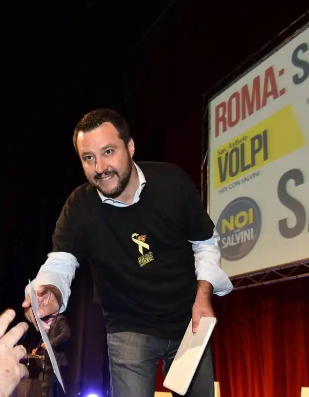 matteo salvini sul palco del brancaccio (3)