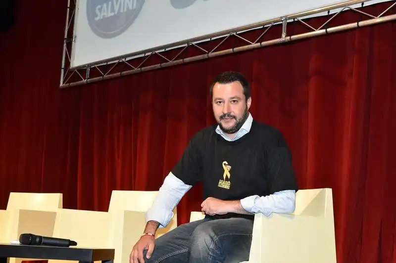 matteo salvini sul palco del brancaccio