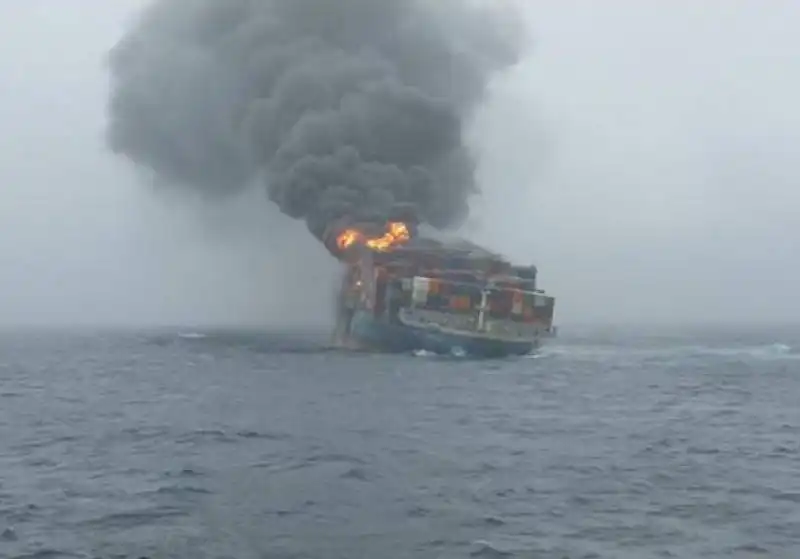 NAVE CARGO TURCA BOMBARDATA AL LARGO DELLA LIBIA