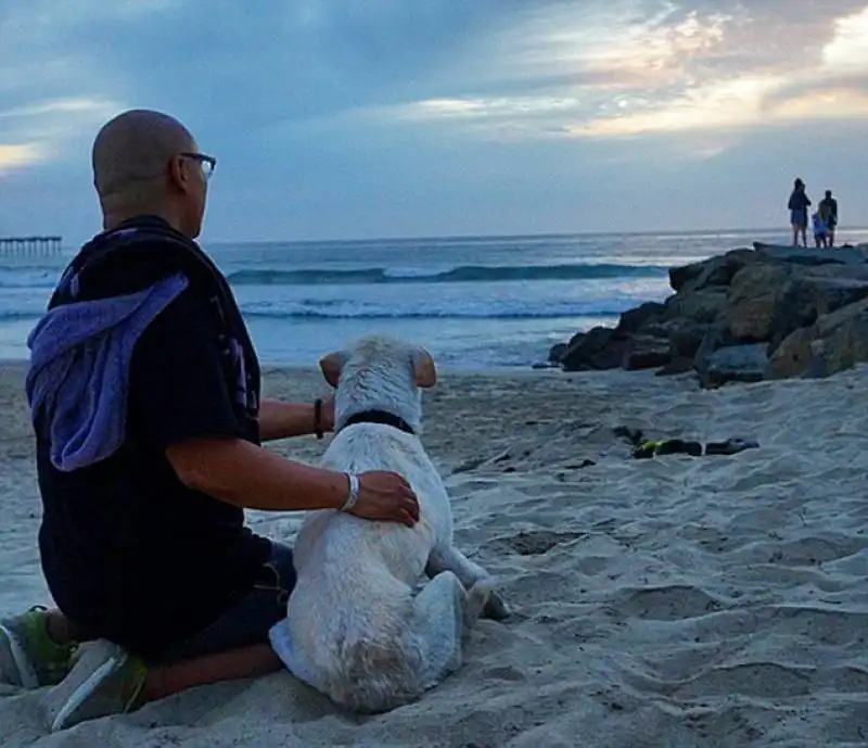 neil rodriguez e il suo cane in california