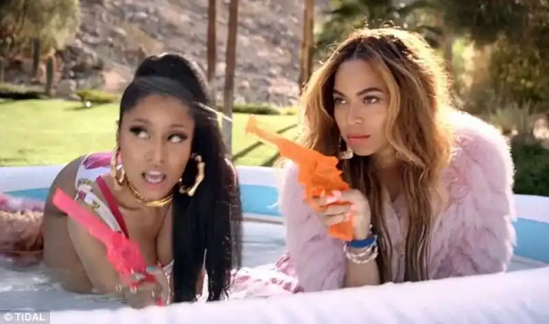 nicki minaj e beyonce in feeling myself