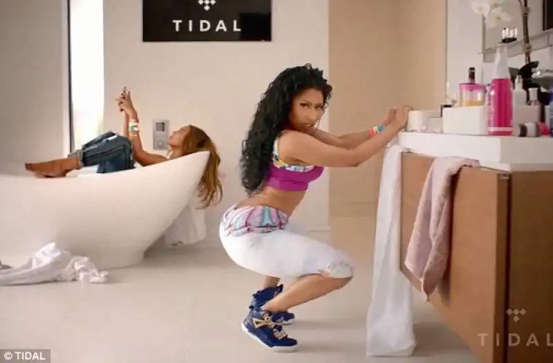 nicki minaj e beyonce twerking in bagno