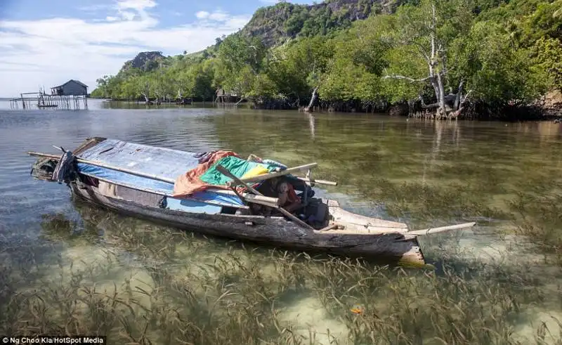 piroga bajau con bambino